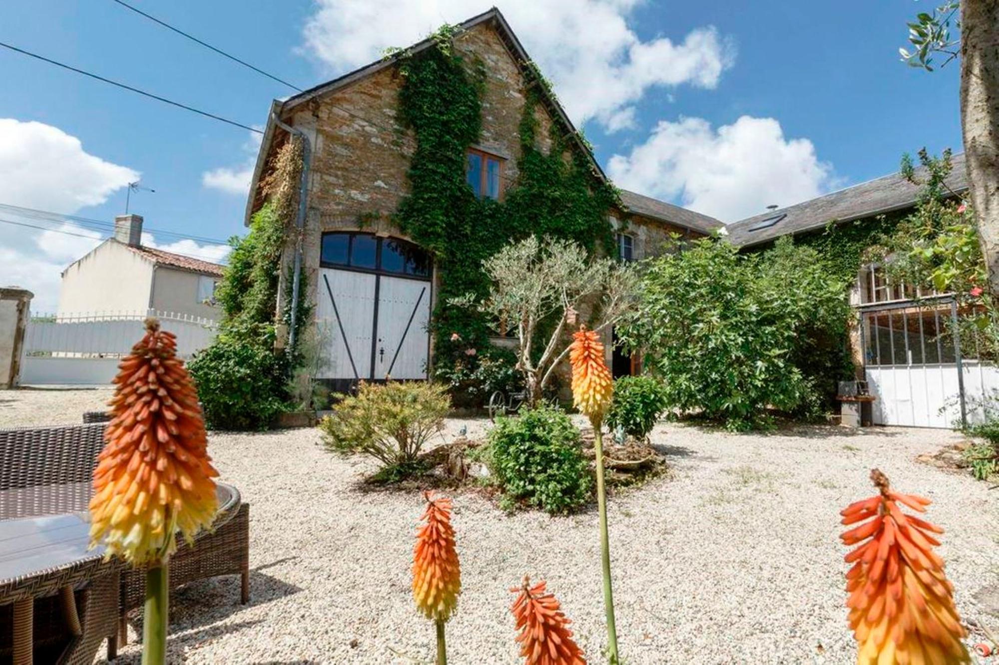 Holiday Home La Brijopa Bazoges-en-Pareds Phòng bức ảnh